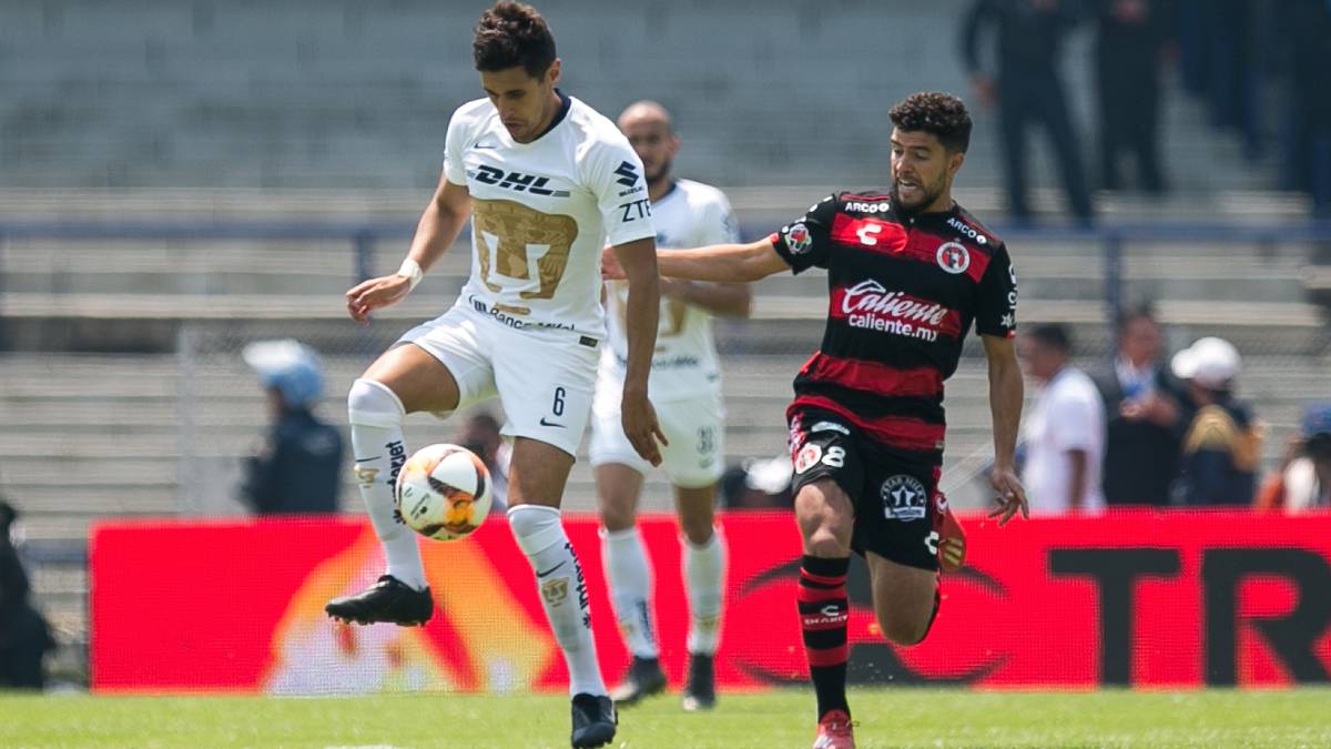 Kevin Escamilla, mediocampista de Pumas, controla el balón durante el partido contra Xolos.