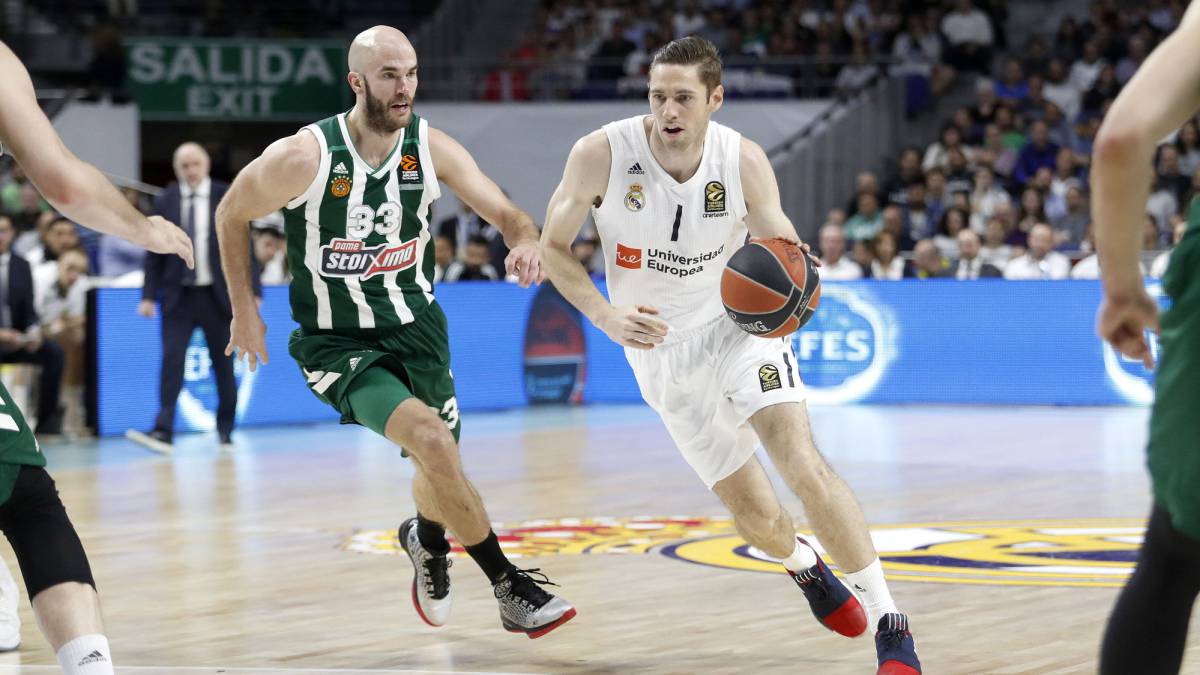Fabian Casueur conduce la pelota ante Nick Calathes en la victoria 75-72 del Real Madrid sobre el Panathinaikos