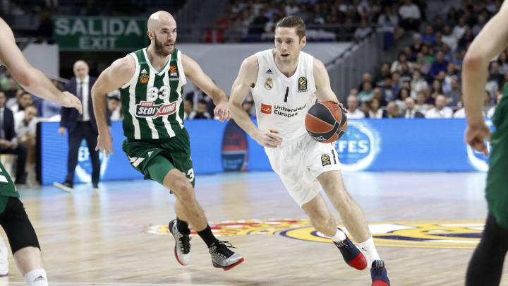 Fabian Casueur conduce la pelota ante Nick Calathes en la victoria 75-72 del Real Madrid sobre el Panathinaikos