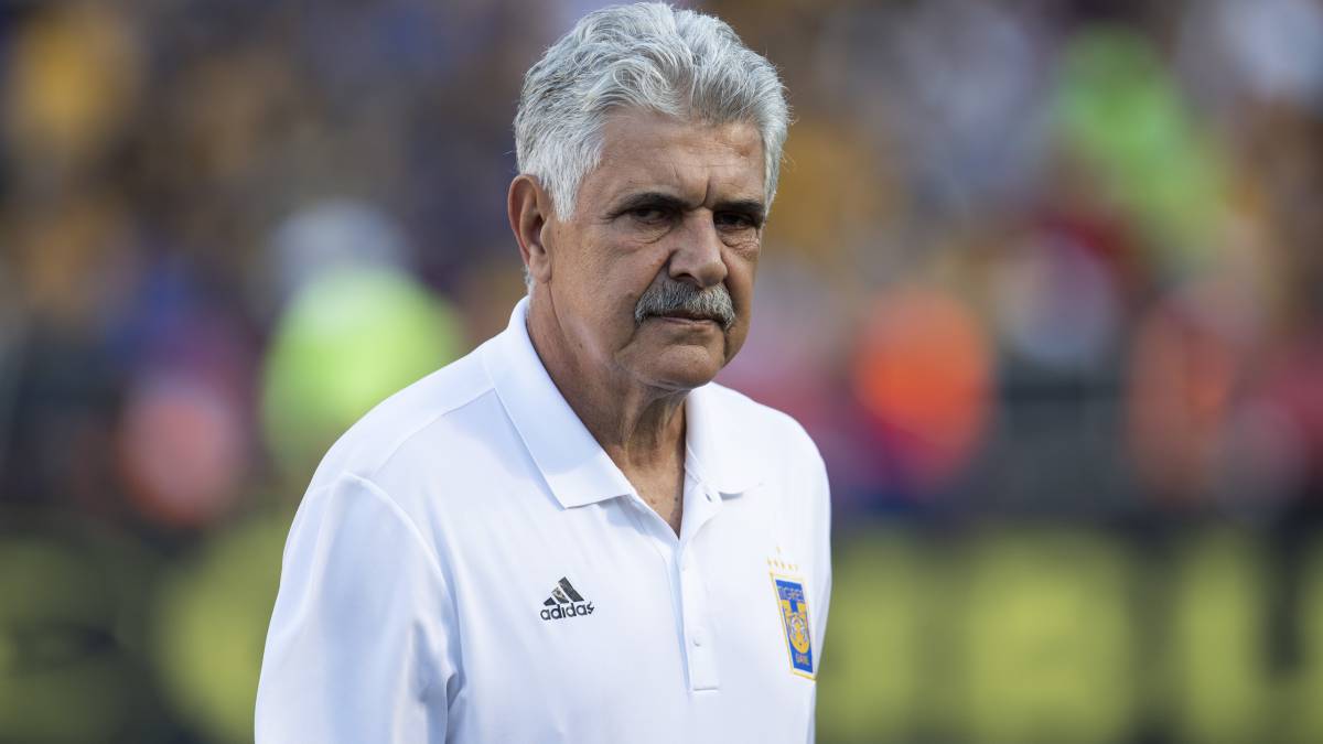 Ricardo Ferretti camina en el Estadio Universitario de Nuevo León.