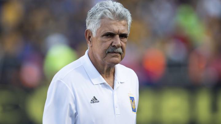 Ricardo Ferretti camina en el Estadio Universitario de Nuevo León.