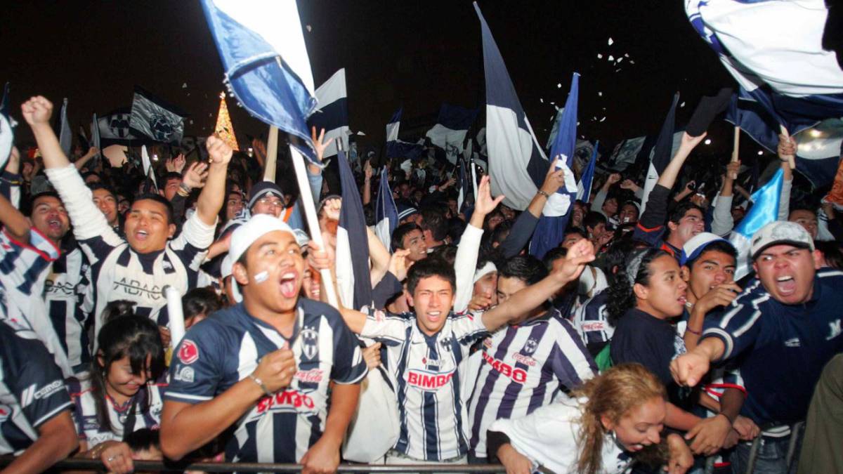 Aficionados de Rayados arengan a su equipo.