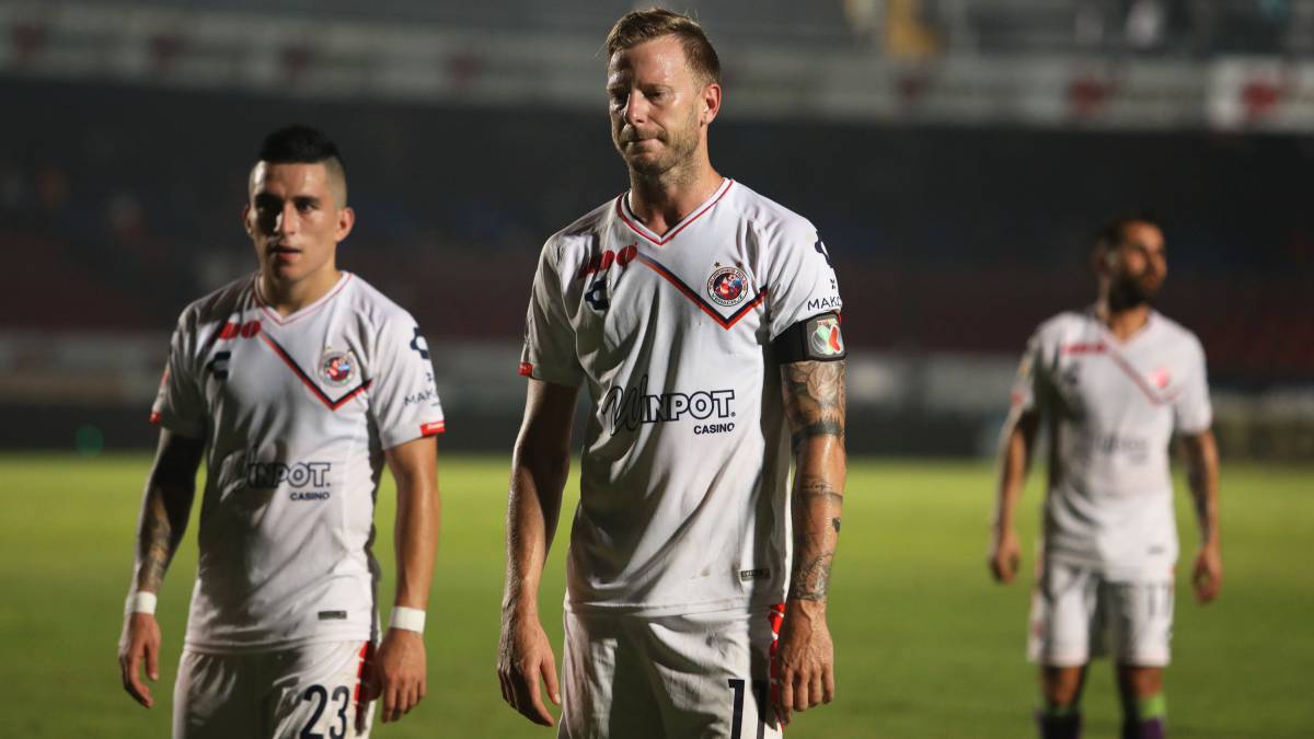 Jugadores del Veracruz salen de la cancha con rostro desencajado.