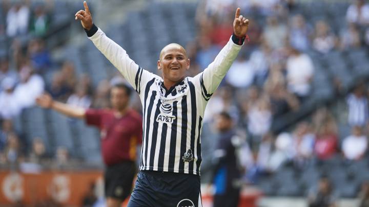 Humberto Suazo celebra un gol con Rayados.