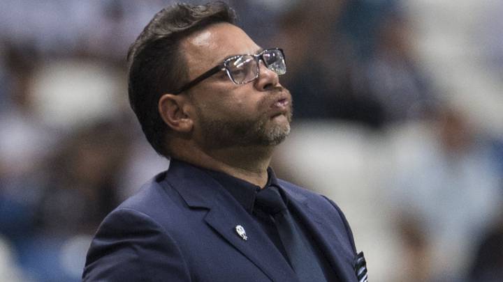 Antonio Mohamed hace un gesto mientras observa un partido desde el banquillo.