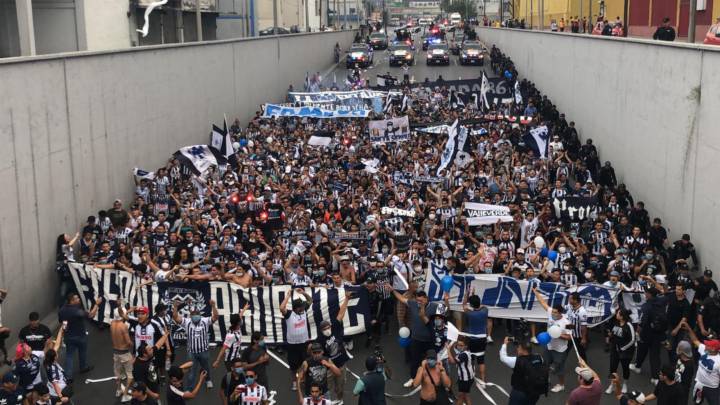 Aspecto de la caravana de aficionados rayados rumbo al Estadio Universitario de Nuevo León.