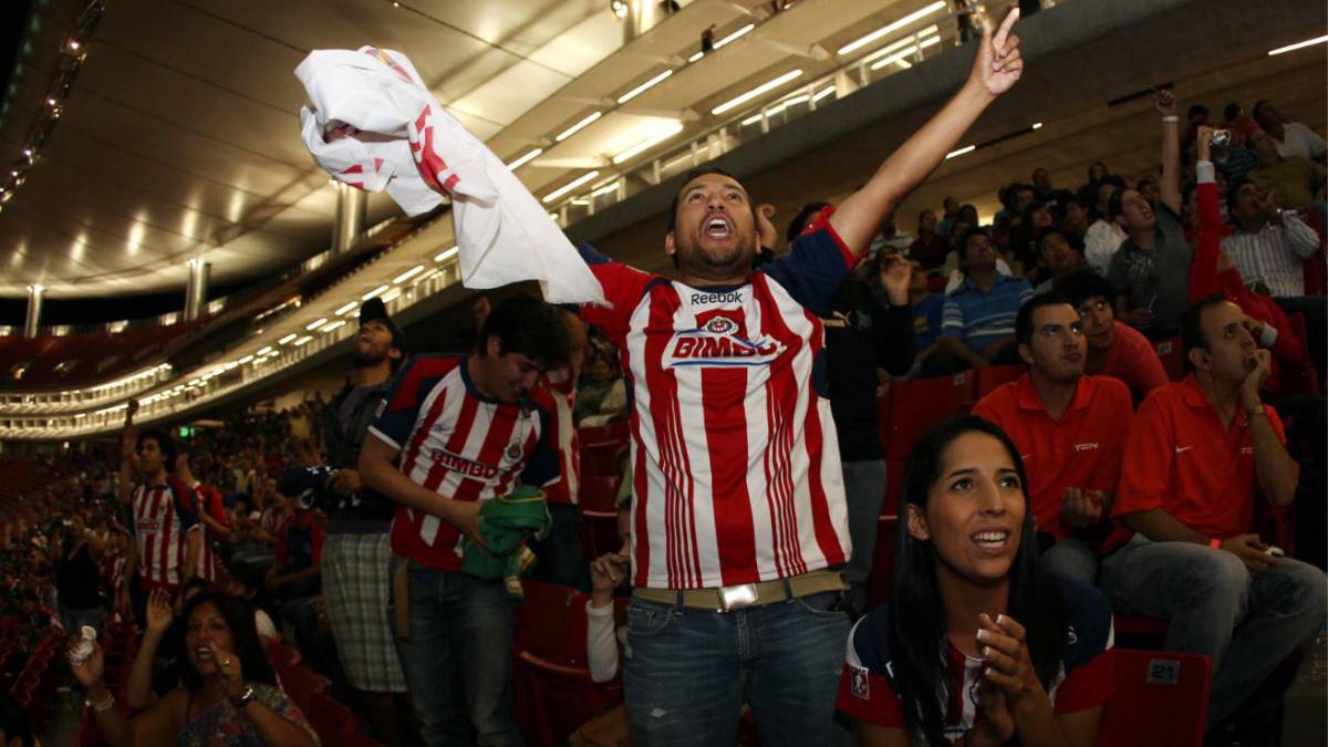 Aficionado de Chivas muestra su euforia en el Estadio Akron.