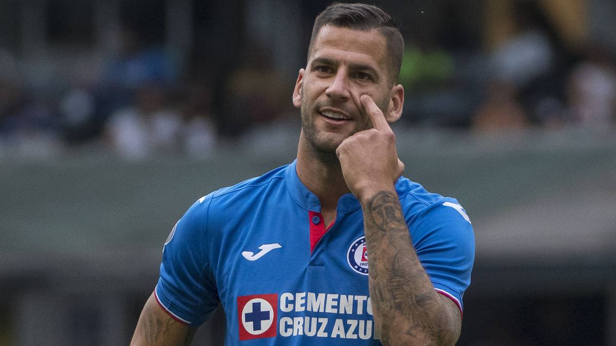 Edgar Méndez hace un gesto durante un partido con Cruz Azul.