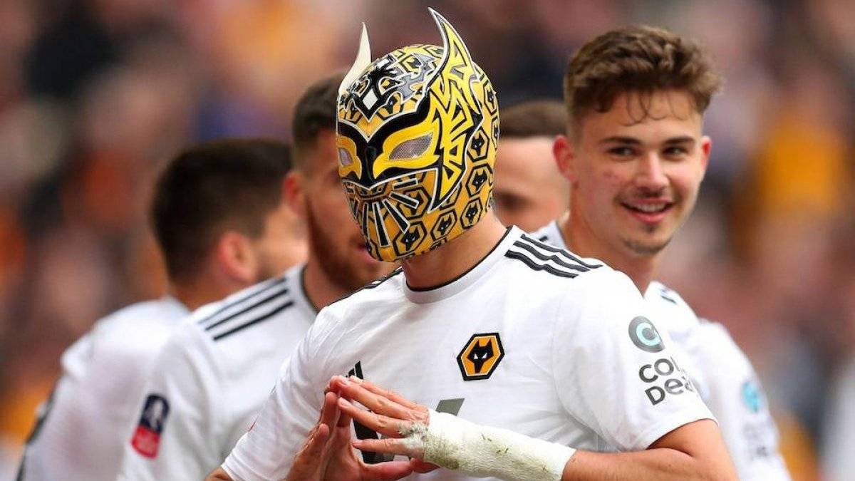 Aficionados de Wolves y Raúl Jiménez venden mascaras para caridad