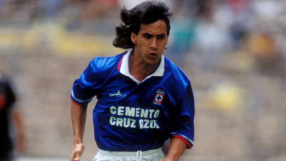Guadalupe Castañeda conduce el balón como jugador de Cruz Azul.
