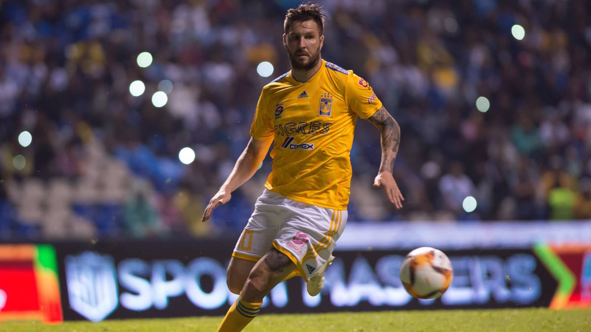 André Pierre-Gignac, Tigres corre en el partido contra Puebla