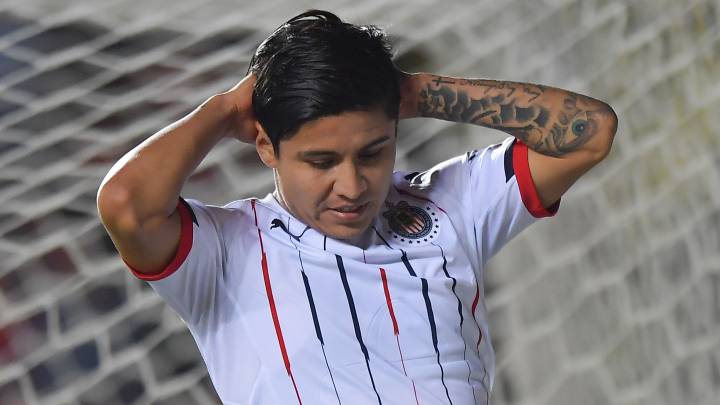 Javier Eduardo López, jugador de Chivas, se lamenta en un partido