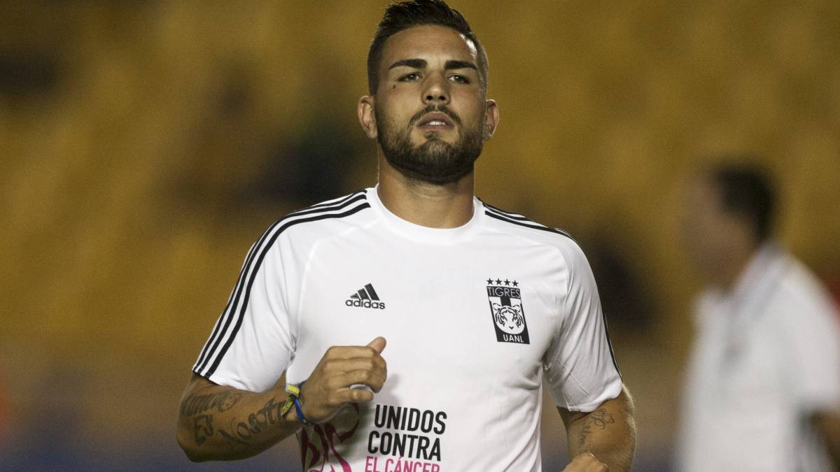Andy Delort realiza ejercicios de calentamiento con Tigres.