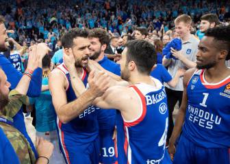 El Anadolu Efes tiró del triple para eliminar al Barcelona