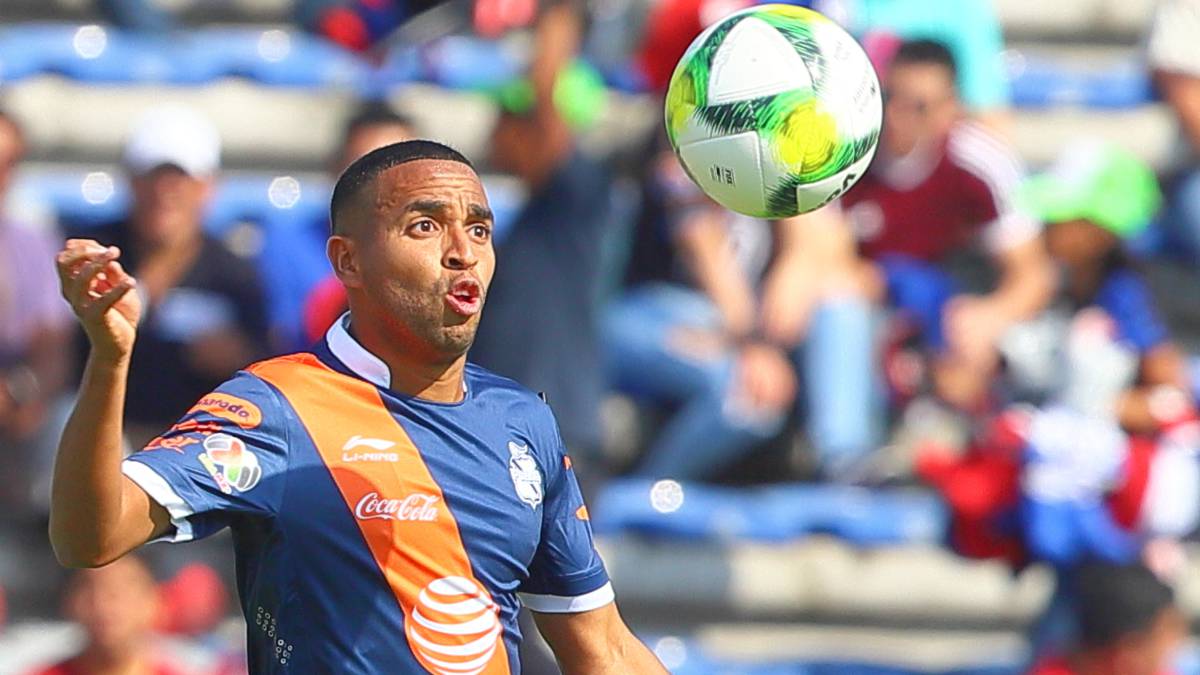 Yohandry Orozco en acción durante un partido con el Puebla.