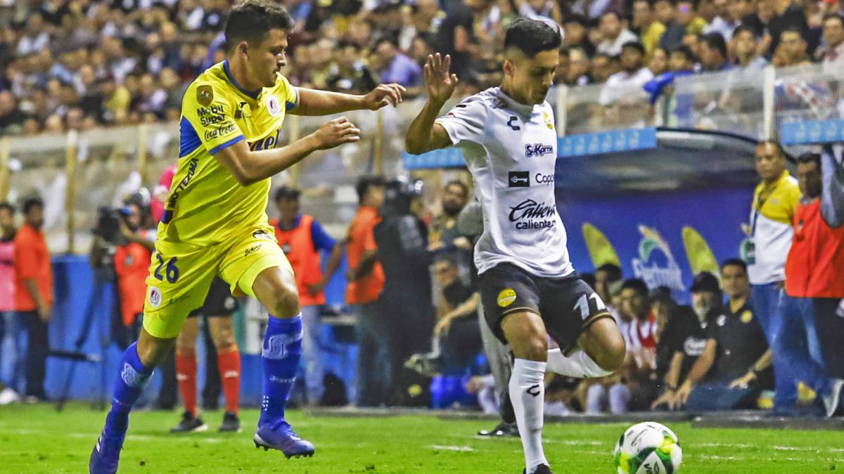 Fernando Madrigal disputa un balón con Julio Nava en la final de ida del Clausura 2019 en el Ascenso MX.