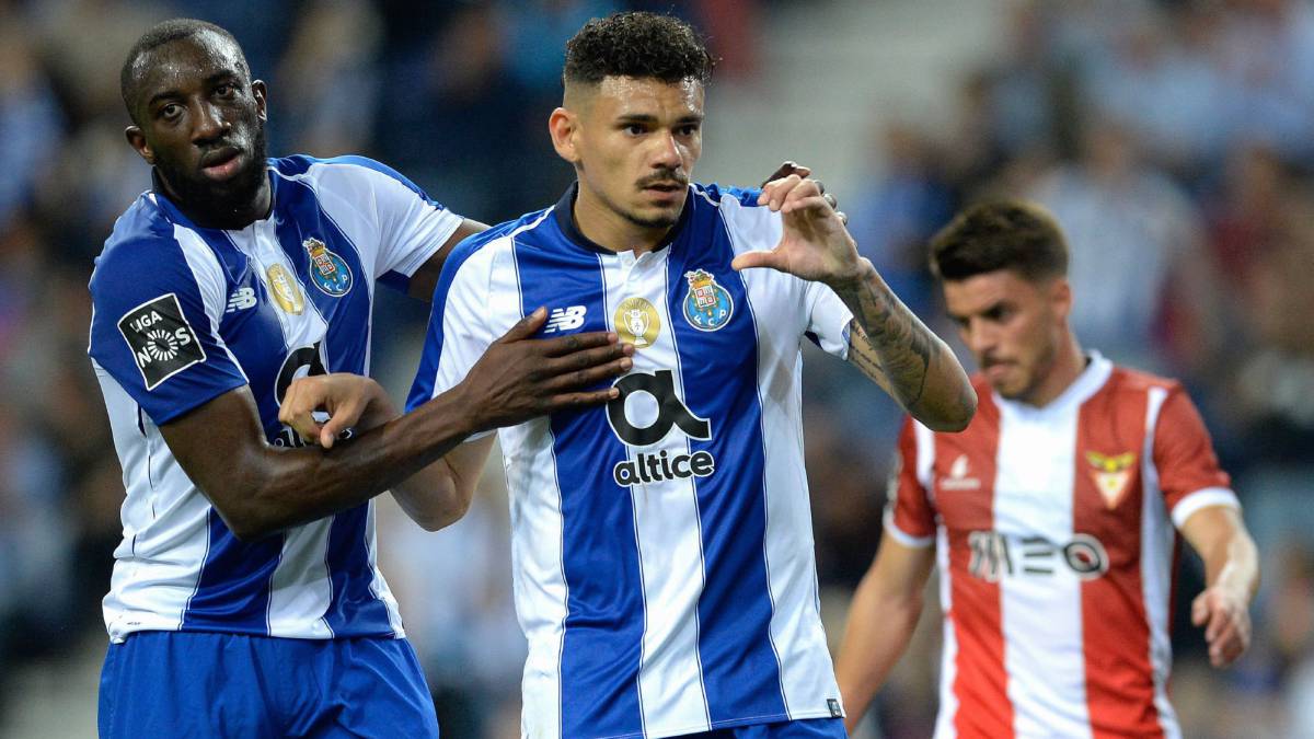 Tiquinho Soares celebra uno de sus goles en compañía de Moussa Marega
