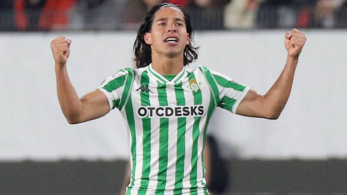 Diego Lainez celebra un gol con el Real Betis.