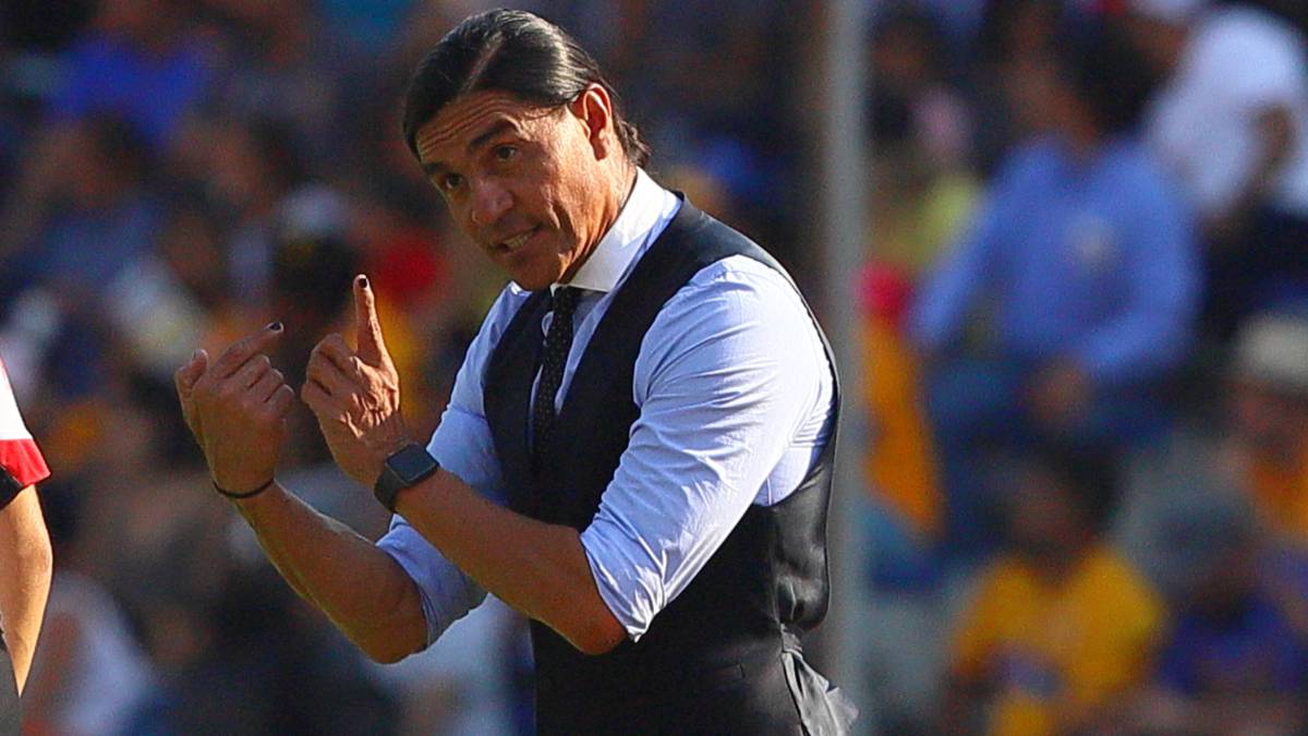 Juan Francisco Palencia da indicaciones desde su área técnica durante un partido con Lobos BUAP.