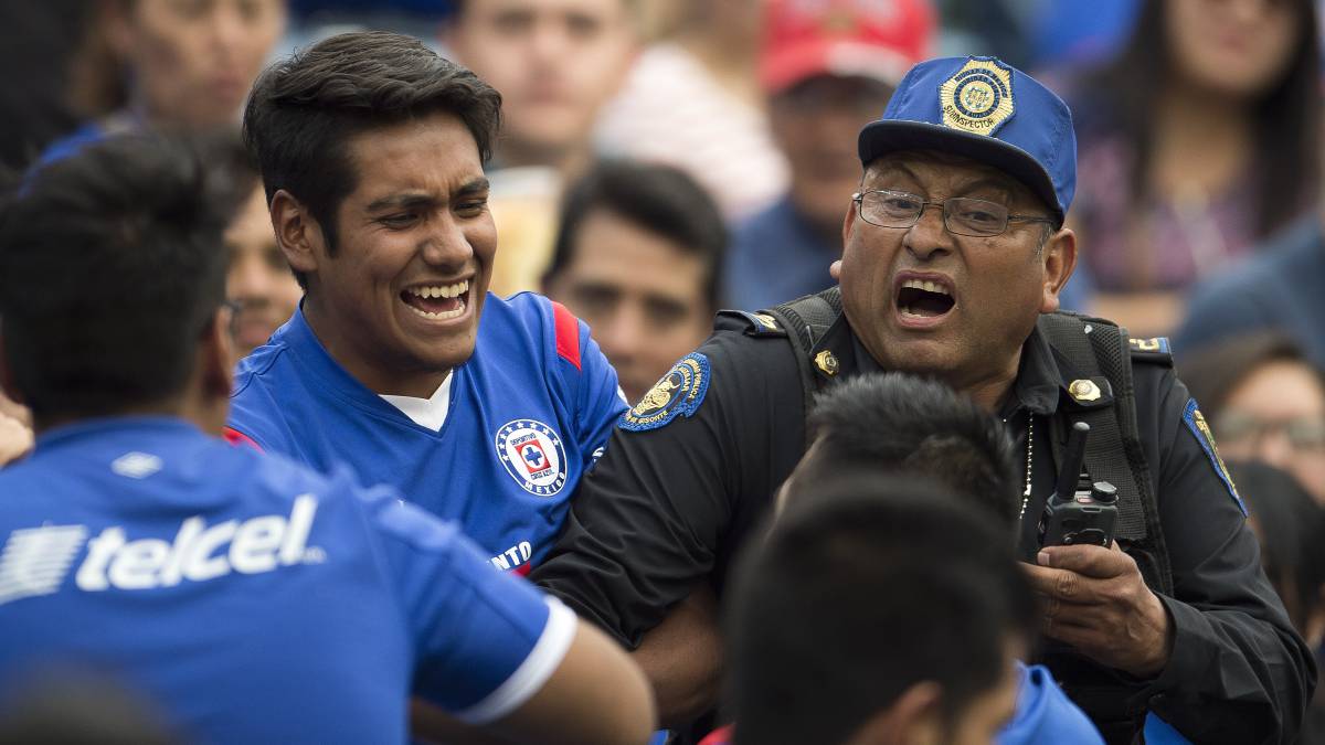 Aficionados le reclaman al Cruz Azul: “Manchan la historia”