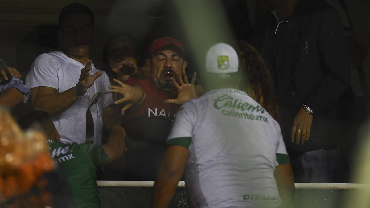 Aficionados se enfrentan en una riña en el Estadio León.