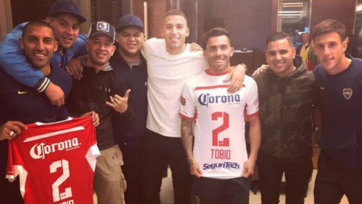 Carlos Tévez posa con la camiseta del Toluca que le regaló Fernando Tobio.
