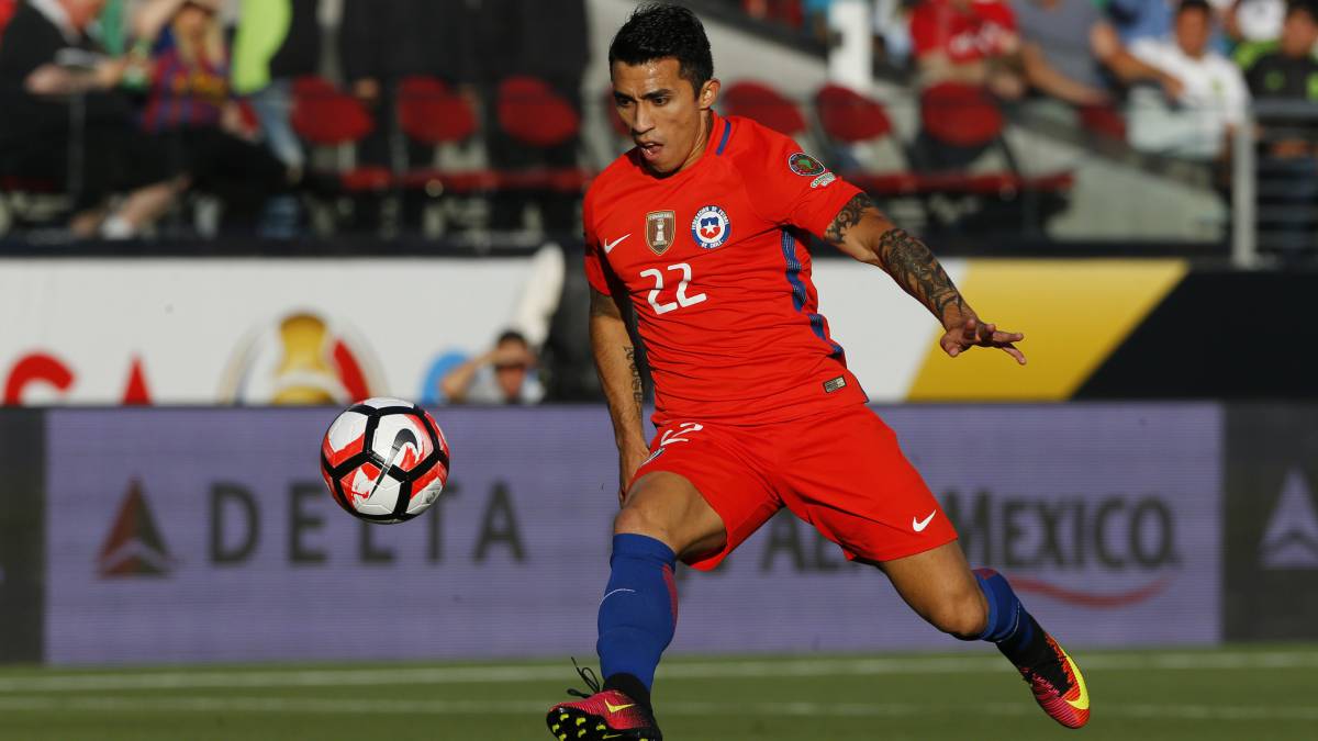 Edson Puch durante un partido con la Selección de Chile.