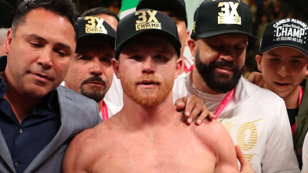 El Canelo Álvarez con sus campeonatos