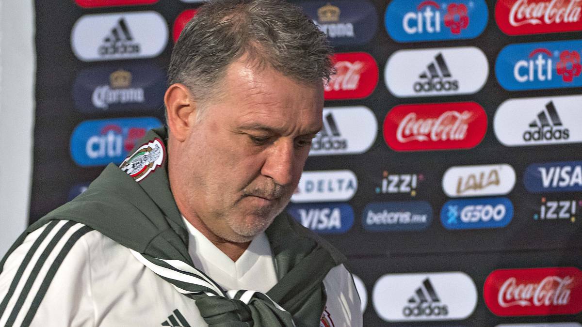 Gerardo Martino llega a una conferencia de prensa con la Selección Mexicana.