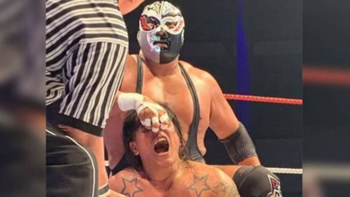 Juventud Guerrera es sometido por Silver King durante un combate.