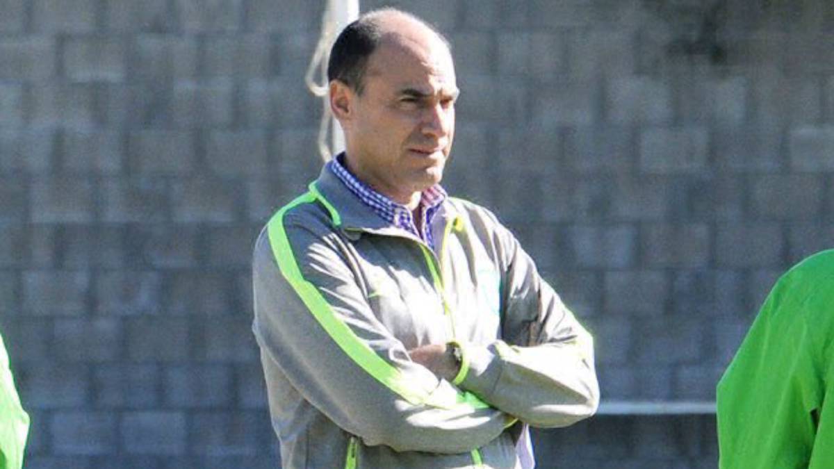 Rodrigo Fernández, director deportivo del León, observa un entrenamiento.