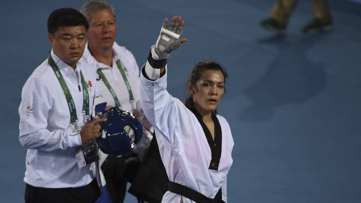 María Espinoza saluda después de un combate.
