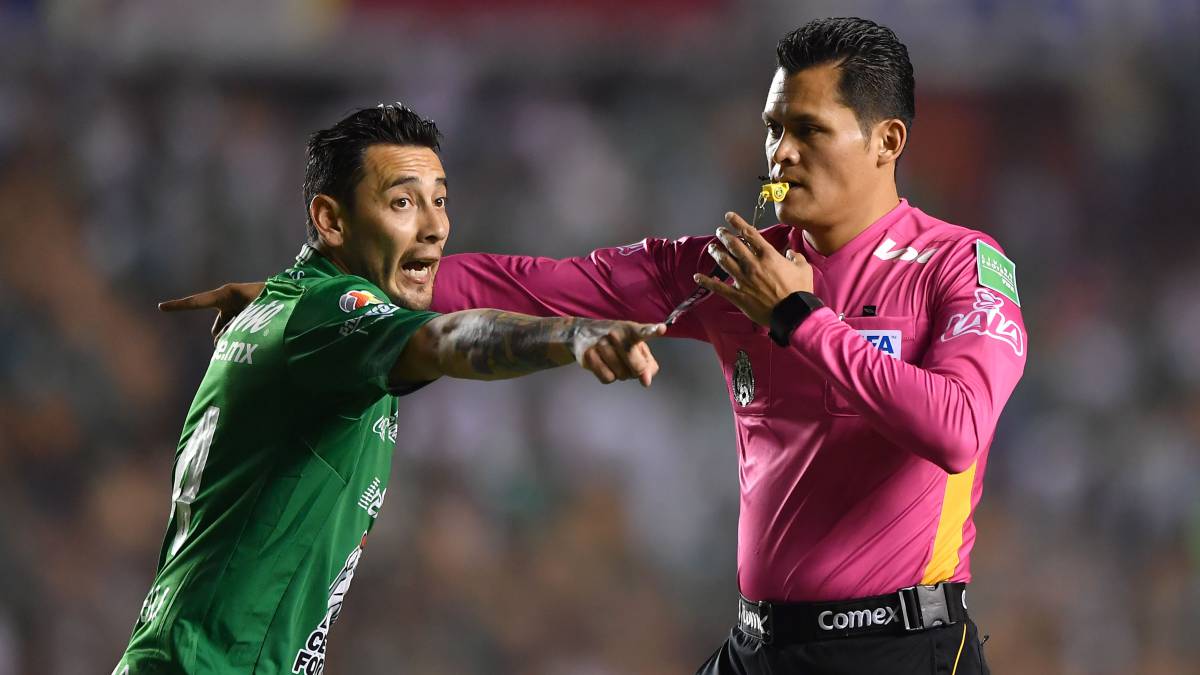 Pérez Durán marcó penal para el América, pero el VAR lo anuló