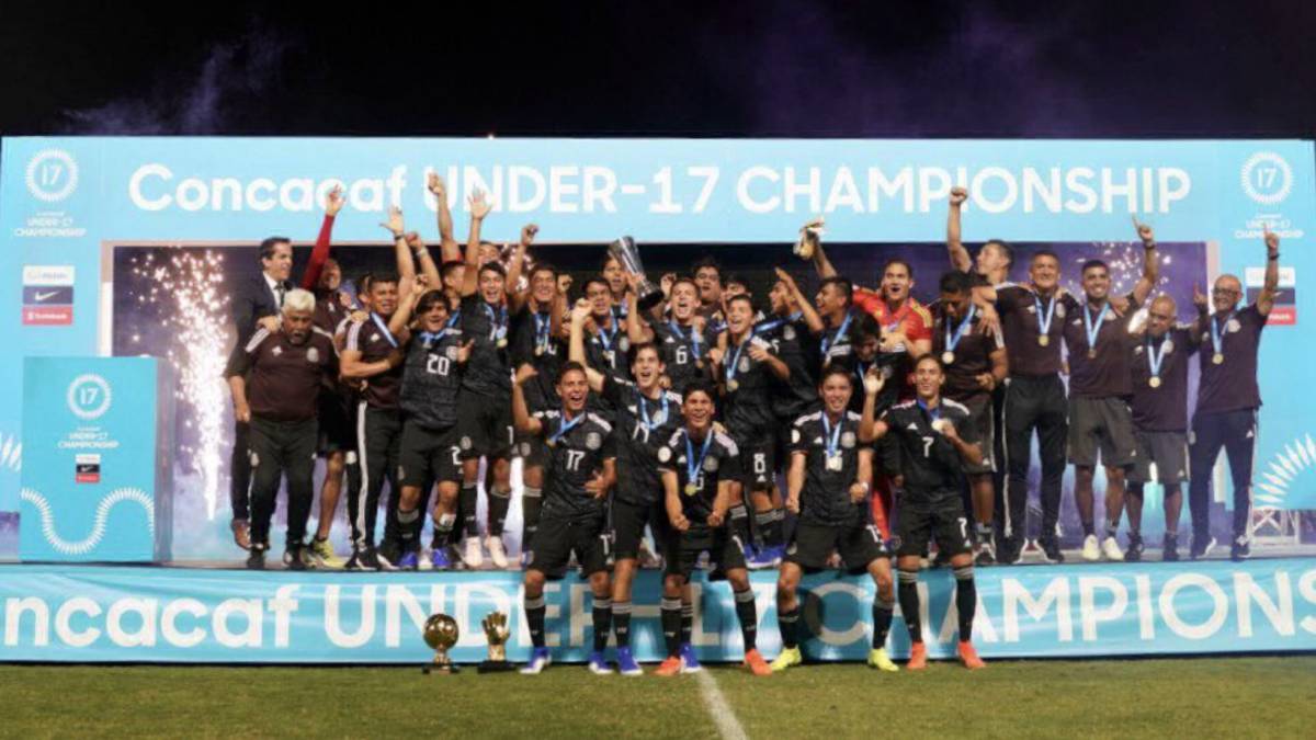 La Selección Mexicana Sub-17 celebra el campeonato del Premundial de Concacaf.