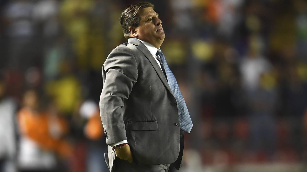Miguel Herrera observa el partido desde su área técnica.