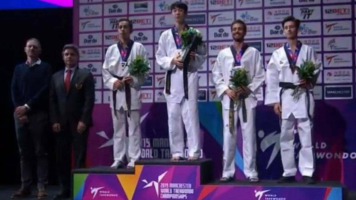 Brandon Plaza durante la ceremonia de premiación en el Campeonato Mundial de Taekwondo Manchester 2019.