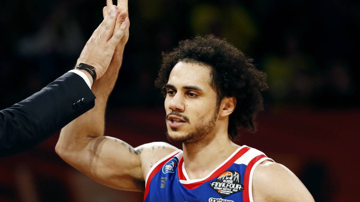 Shane Larkin, jugador de Anadolu Efes, en la semifinal del Final Four frente a Fenerbahce