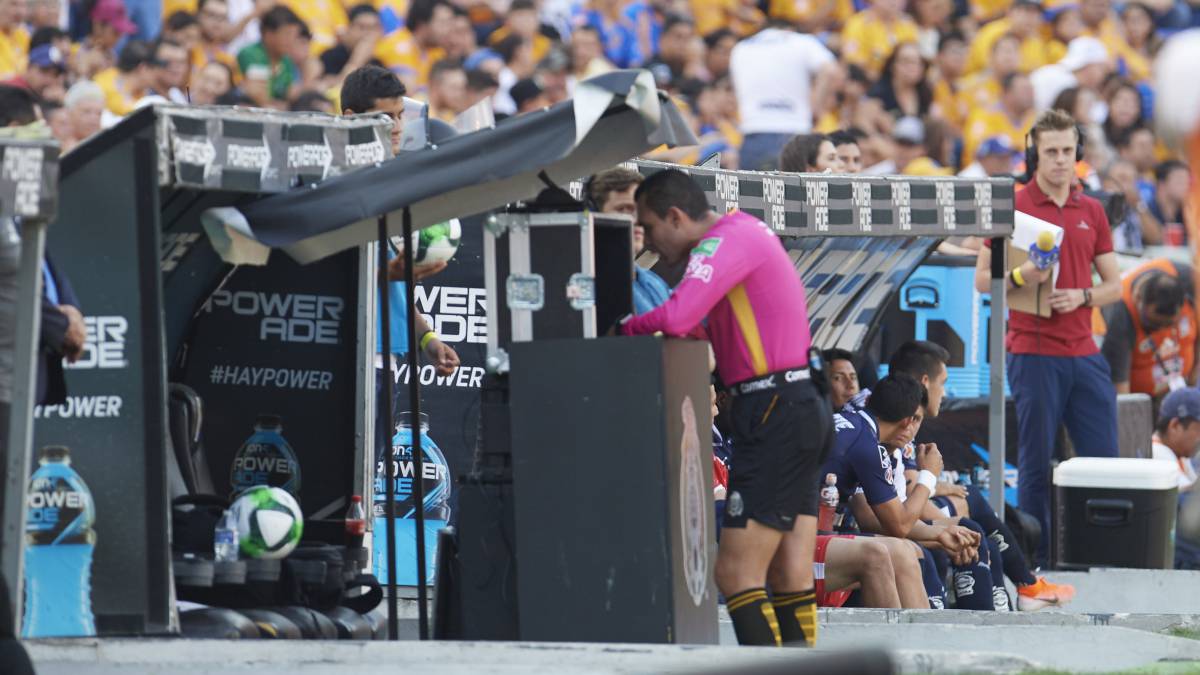 El VAR y Marco Antonio Ortíz, no le dan el penal a los Tigres