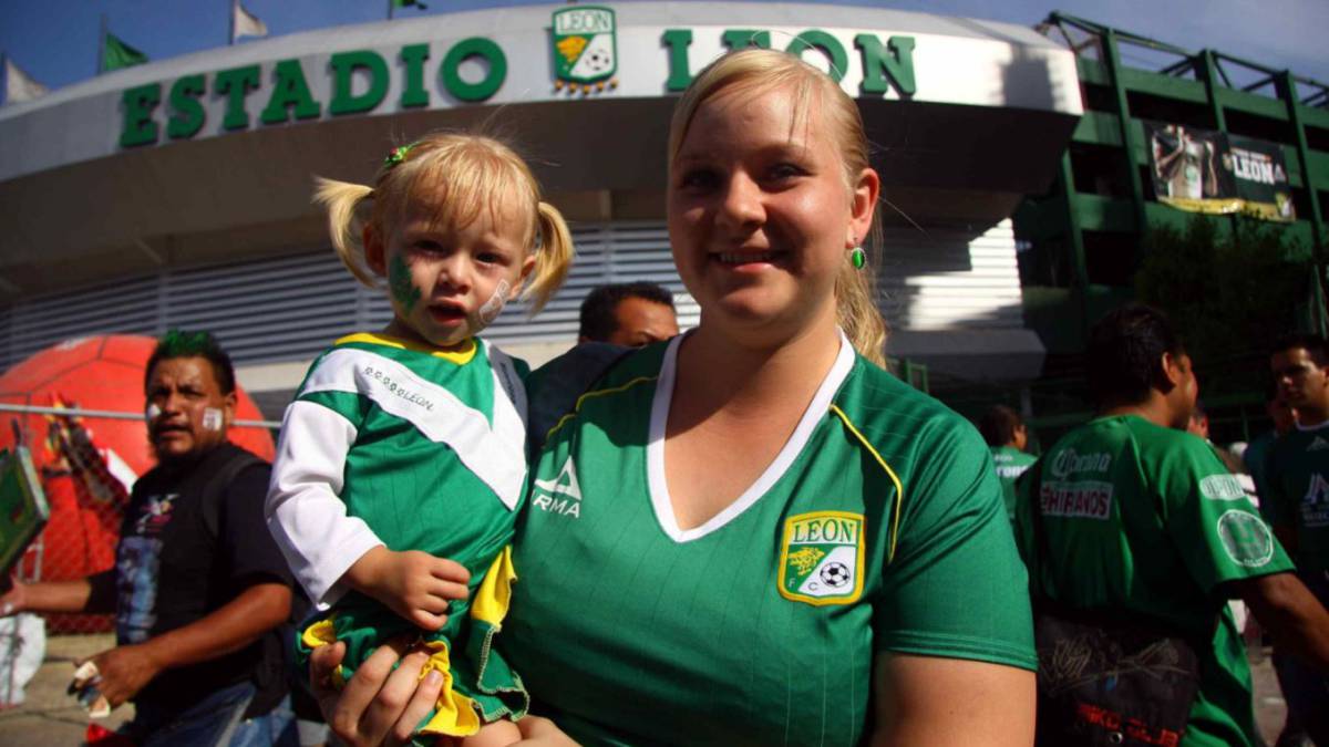 Aficionados de León apoyan a su equipo en las inmediaciones del estadio de la Fiera.