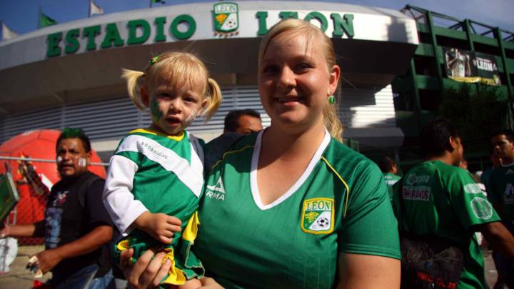 Aficionados de León apoyan a su equipo en las inmediaciones del estadio de la Fiera.