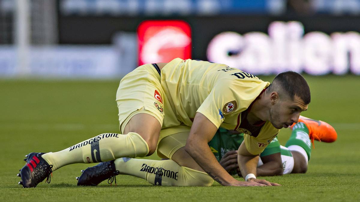 Guido Rodríguez cae al césped.