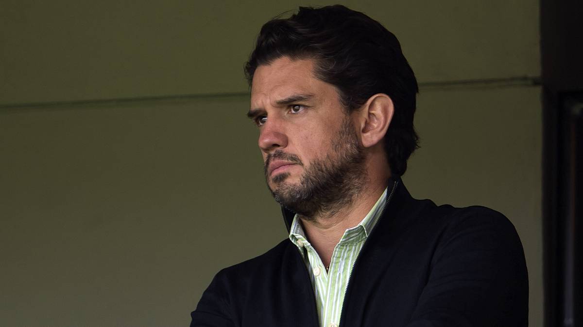Alejandro Irarragorri observa un partido desde su palco.