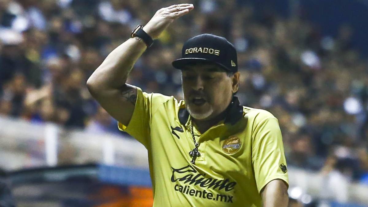 Diego Armando Maradona camina sobre el césped del estadio de Dorados.