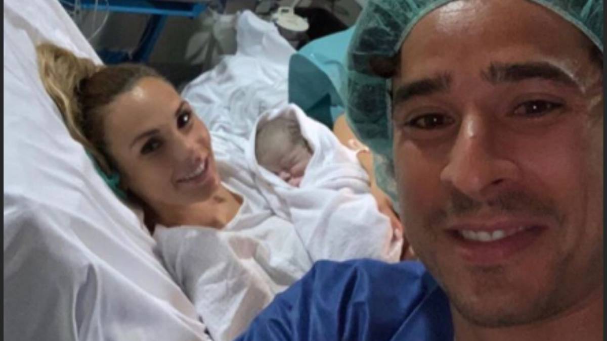 Memo Ochoa y Karla Mora