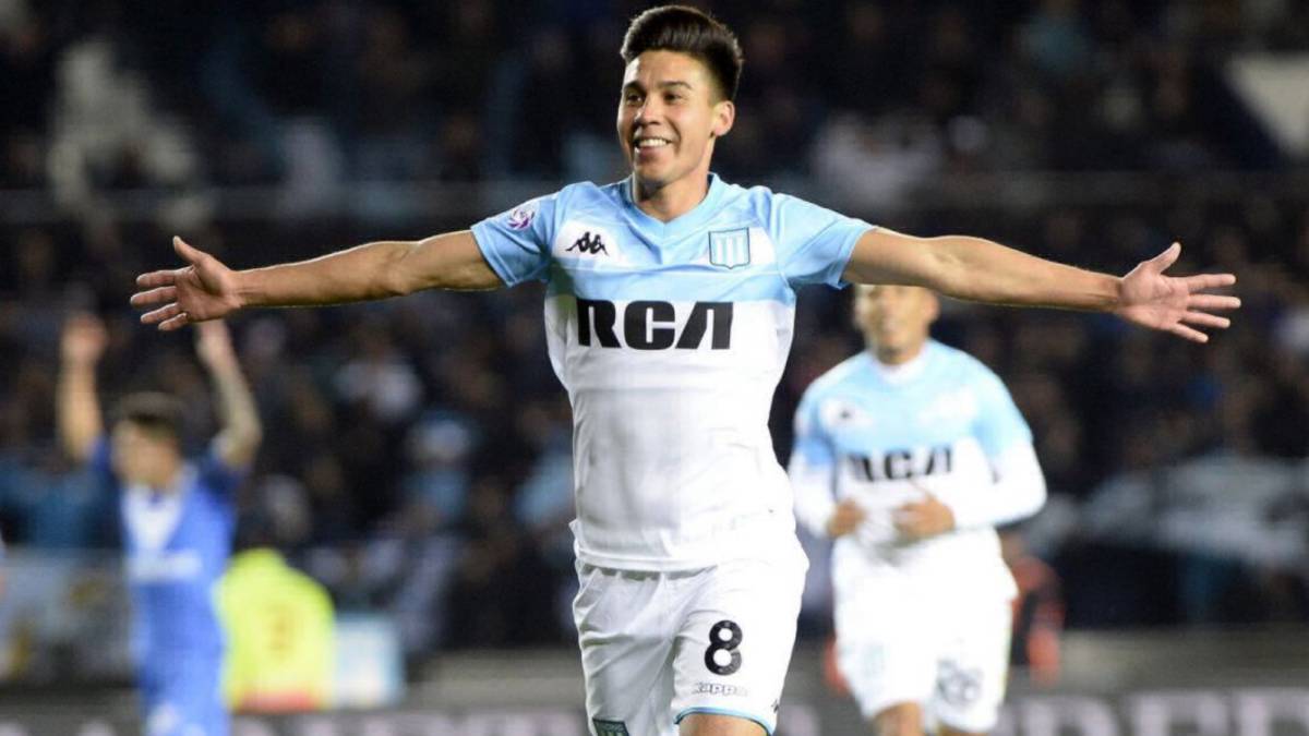 Guillermo Fernández celebra un gol con Racing.