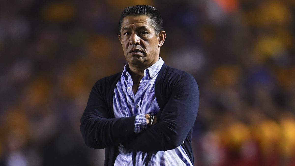 Ignacio Ambriz observa el partido de ida de la final desde su área técnica.