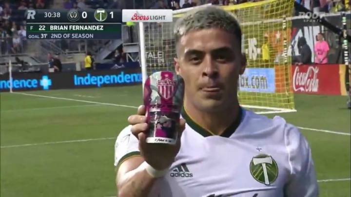 Brian Fernández presume escudo de Necaxa tras marcar con Portland