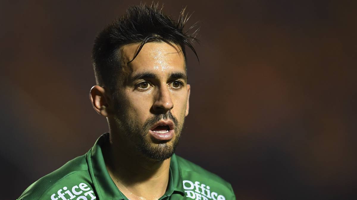 Fernando Navarro en acción durante la final de ida contra Tigres.