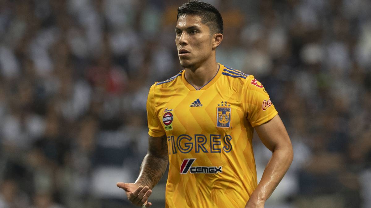 Carlos Salcedo controla la pelota durante un partido con Tigres.
