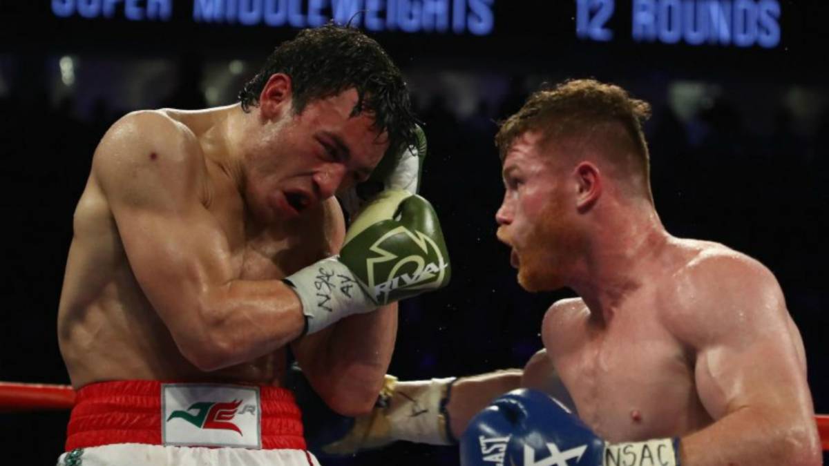 Canelo peleando contra Chávez Jr